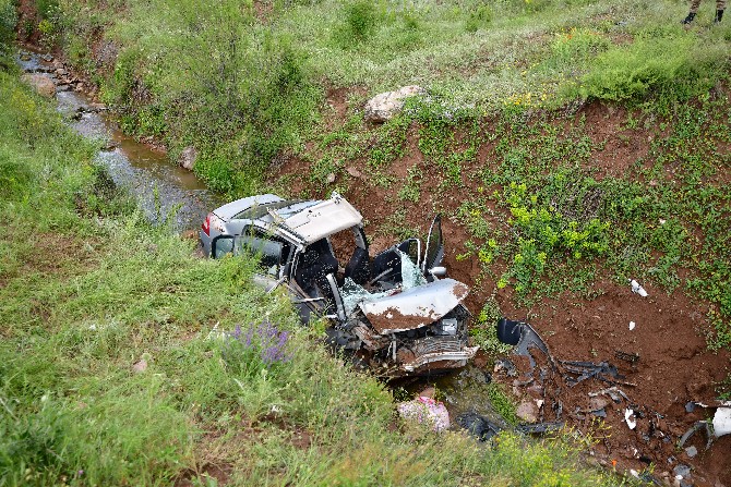 giresunda-otomobil-dere-yatagina-devrildi-3-yarali-(3).jpg