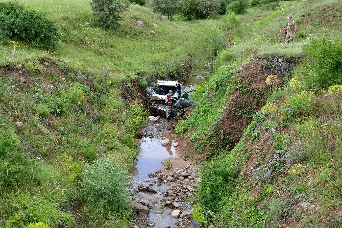 giresunda-otomobil-dere-yatagina-devrildi-3-yarali-(4).jpg