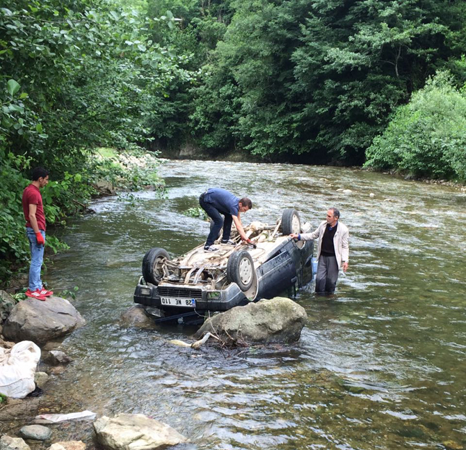 giresunda-otomobil-dereye-yuvarlandi.jpg