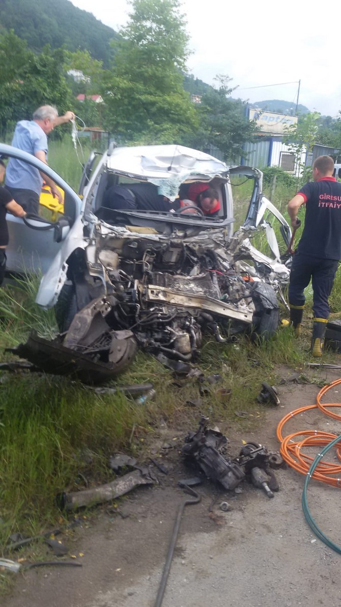giresunda-trafik-kazasi-1-olu,-1-yarali-(4).jpg