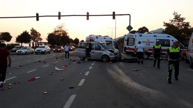 giresunda-trafik-kazasi-2-olu,-12-yarali-(5).jpg