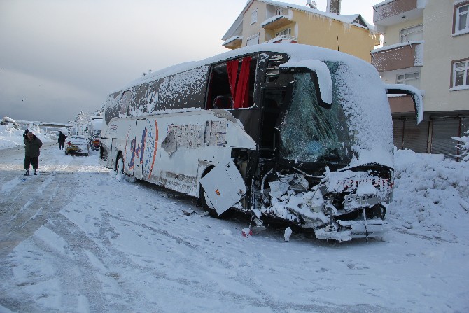 giresunda-yolcu-otobusu-ile-is-makinesi-carpisti-7-yarali-(2).jpg