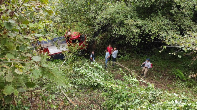 giresunun-eynesil-ilcesinde-cay-yuklu-kamyonun-ucuruma-yuvarlanmasi-sonucu-biri-agir-3-kisi-yaralandi-2.jpg