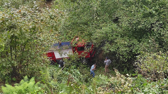 giresunun-eynesil-ilcesinde-cay-yuklu-kamyonun-ucuruma-yuvarlanmasi-sonucu-biri-agir-3-kisi-yaralandi-5.jpg