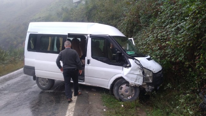giresunun-piraziz-ilcesinde,-ogrenci-servisinin-duvara-carpmasi-sonucu-10-ogrenci-yaralandi-(3).jpg
