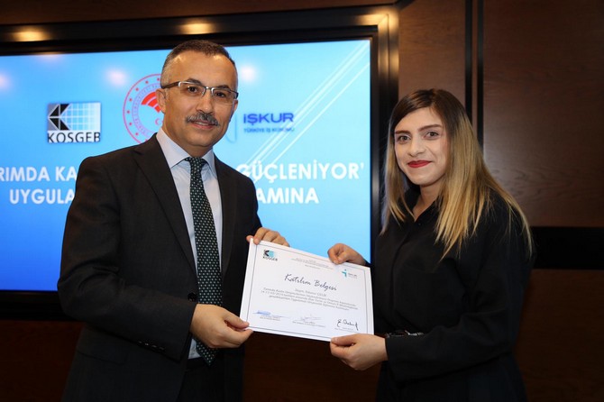girisimci-kadinlar-sertifikalarini-vali-kemal-ceber’in-elinden-aldi-(4).jpg