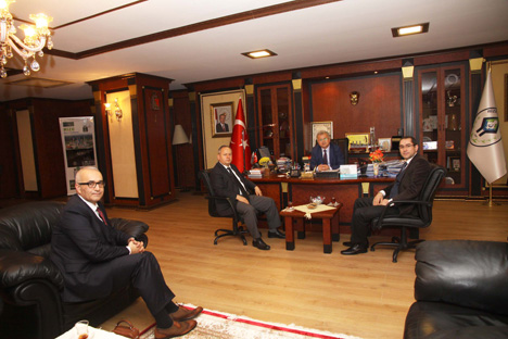 gokhan-demiral-ve-khb-yoneticilerinden-resat-kasapa-ziyaret-2.jpg gokhan-demiral-ve-khb-yoneticilerinden-resat-kasapa-ziyaret-2.jpg