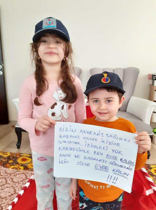 gorevdeki-anne-ve-babalarini-evde-bekleyen-cocuklardan-herkese-evde-kalin-cagrisi-1.jpg
