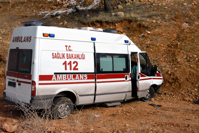gorevden-donen-ambulans-kaza-yapti-2-yarali-1.jpg