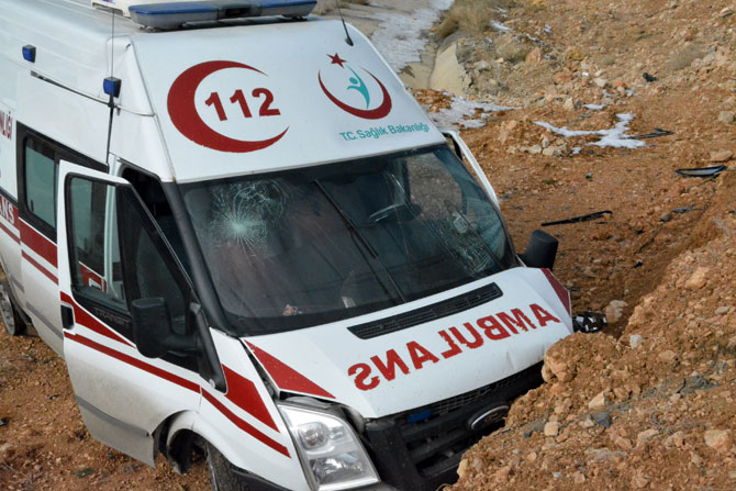 gorevden-donen-ambulans-kaza-yapti-2-yarali-2.jpg