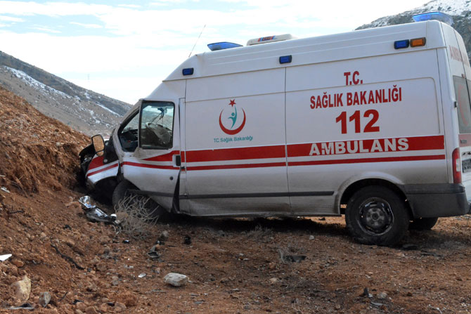 gorevden-donen-ambulans-kaza-yapti-2-yarali-3.jpg