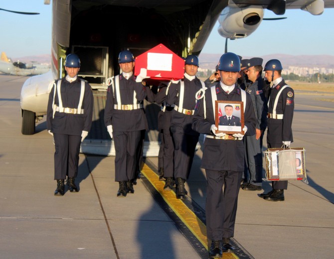 gorevi-sirasinda-kazada-sehit-olan-ozsoyun-cenazesi-memleketi-kayseriye-geldi-4.jpg