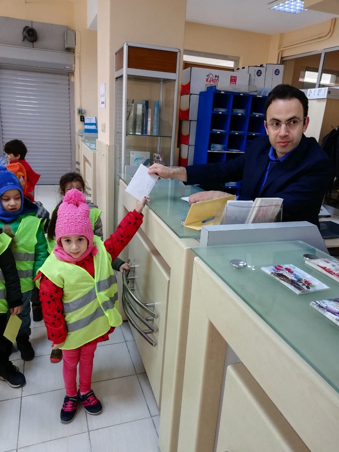 gulbahar-hatun-anaokulu-ogrencileri,-yurt-icindeki-sevdiklerine-yilbasi-karti-gonderdi-adliyeyi-gezdi-(12).jpg