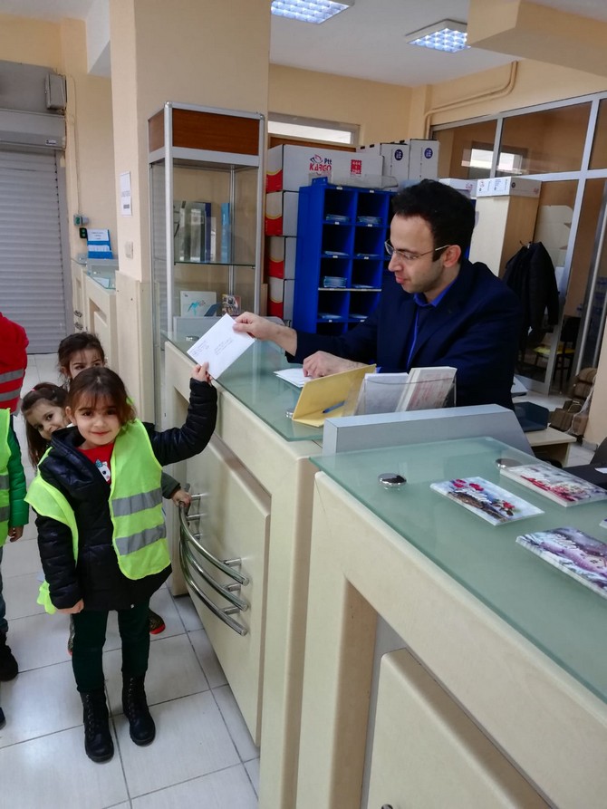 gulbahar-hatun-anaokulu-ogrencileri,-yurt-icindeki-sevdiklerine-yilbasi-karti-gonderdi-adliyeyi-gezdi-(8).jpg