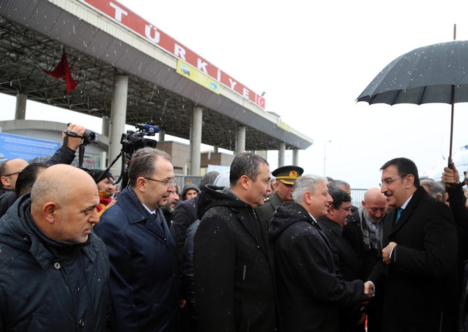 gumruk-ve-ticaret-bakani-bulent-tufenkci,-sarp-sinir-kapisinda-incelemelerde-bulundu-(1).jpg