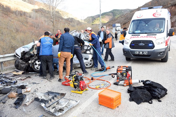 gumushane’de-feci-kaza-3-olu,-1-yarali-(17).jpg