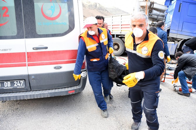 gumushane’de-feci-kaza-3-olu,-1-yarali-(18).jpg