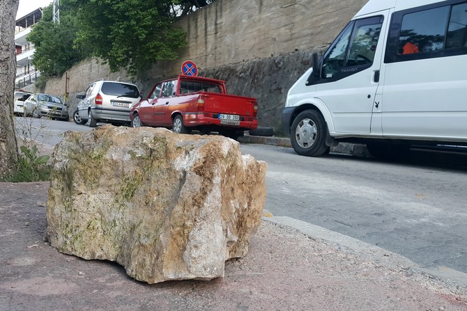 gumushane’de-hafriyat-dokum-sahasindan-bosalan-kayalar-yaklasik-630-metreden-yuvarlanarak-kent-merkezine-dustu-(3).jpg