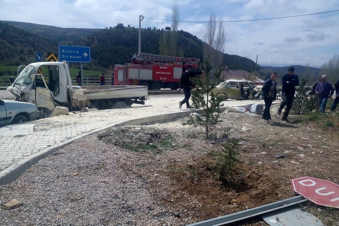 gumushane’de-zincirleme-trafik-kazasi-2-olu,-6-yarali-(2).jpg