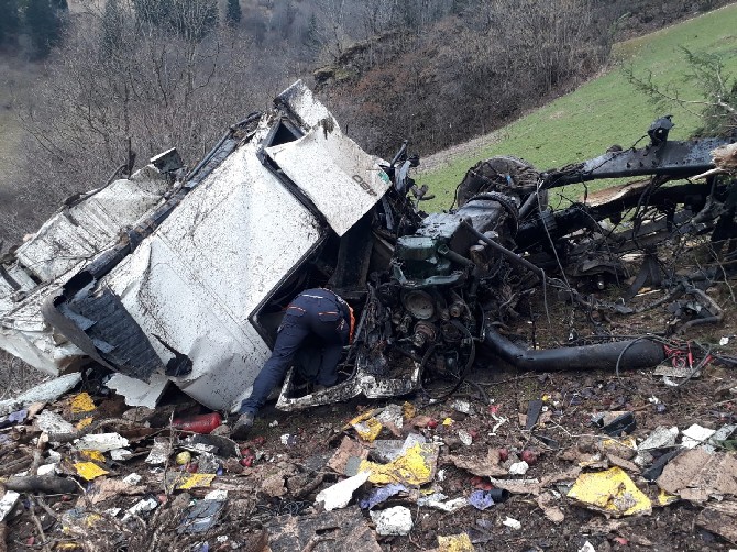 gumushane-trabzon-karayolundaki-zigana-dagi’nda-rus-plakali-tirin-ucuruma-yuvarlanmasi-sonucu-1-kisi-hayatini-kaybetti-(6).jpg