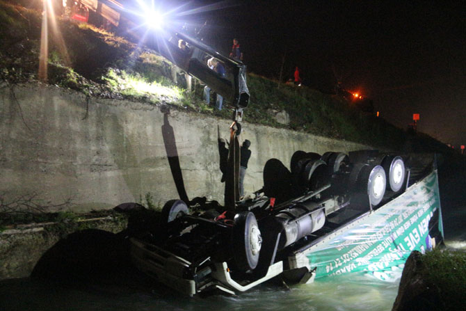 gumushanede-2-kaza-3-olu,-6-yarali-4.jpg gumushanede-2-kaza-3-olu,-6-yarali-4.jpg