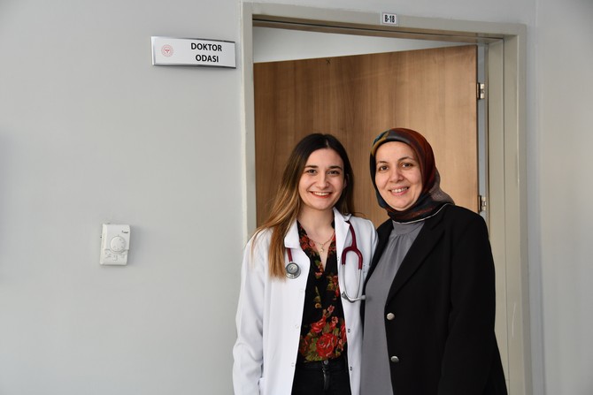 gumushanede-25-yillik-hemsire-cigdem-ataman-ile-pratisyen-hekim-kizi-zeynep-sena-ataman-ayni-hastanede-hizmet-veriyor-1.jpg