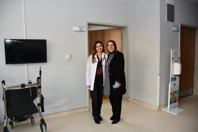 gumushanede-25-yillik-hemsire-cigdem-ataman-ile-pratisyen-hekim-kizi-zeynep-sena-ataman-ayni-hastanede-hizmet-veriyor-2.jpg