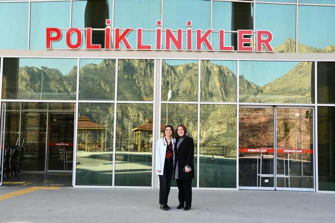 gumushanede-25-yillik-hemsire-cigdem-ataman-ile-pratisyen-hekim-kizi-zeynep-sena-ataman-ayni-hastanede-hizmet-veriyor-4.jpg