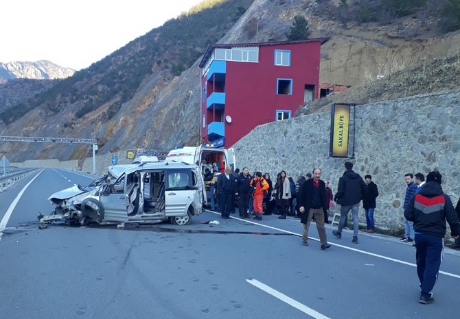 gumushanede-hafif-ticari-arac-refuje-carpti-6-yarali-(2).jpg