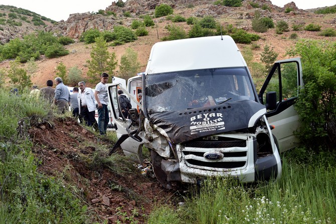 gumushanede-insaat-iscilerini-tasiyan-minibus-kaza-yapti-7-yarali-(1).jpg