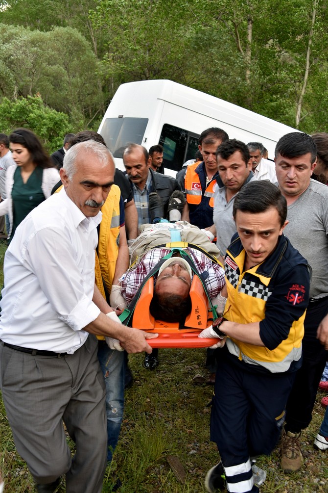 gumushanede-insaat-iscilerini-tasiyan-minibus-kaza-yapti-7-yarali-(11).jpg