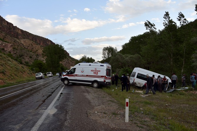 gumushanede-insaat-iscilerini-tasiyan-minibus-kaza-yapti-7-yarali-(12).jpg