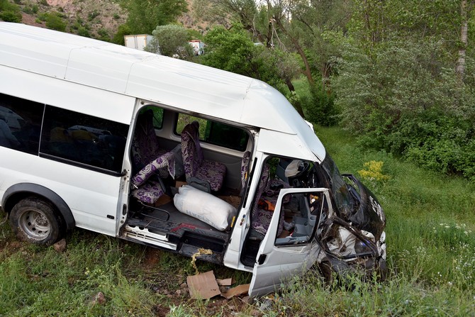 gumushanede-insaat-iscilerini-tasiyan-minibus-kaza-yapti-7-yarali-(6).jpg