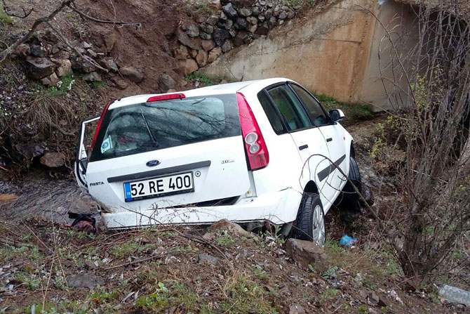 gumushanede-trafik-kazasi-4-yarali-2.jpg gumushanede-trafik-kazasi-4-yarali-2.jpg