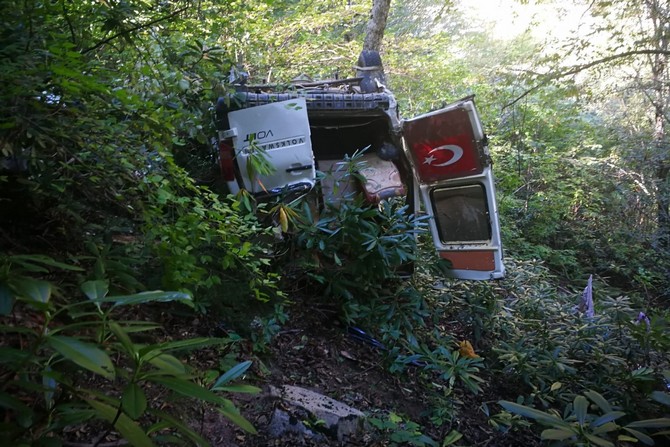 gumushanede-yayla-donusu-minibus-ucuruma-yuvarlandi-3-olu,-3-yarali-(8)-001.jpg