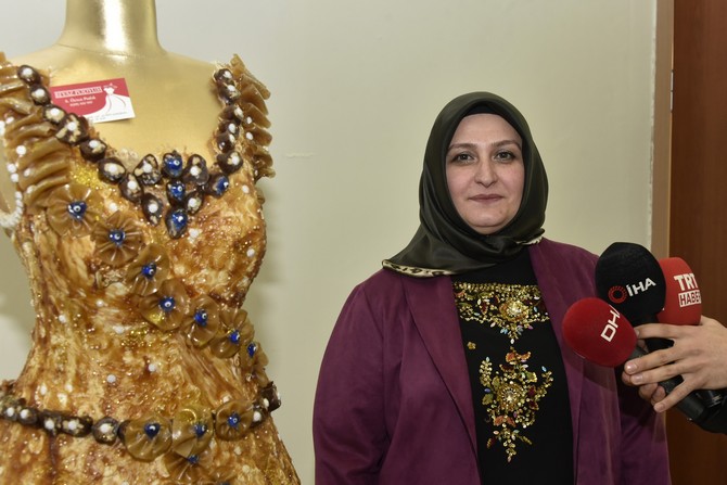 gumushaneli-tasarimci-ve-is-insani-aysegul-oznur-parlak’in-tasarlayip-sehrin-cografi-isaretli-urunleri-pestil-ve-komeden-yaptigi-gelinlik-buyuk-ilgi-goruyor-(8).jpg