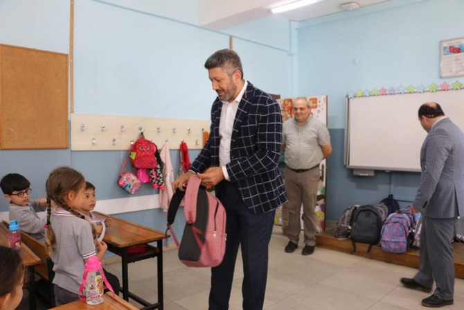 guneysu-belediyesi-ogrencilere-kirtasiye-malzemesi-hediye-etti-9.jpg