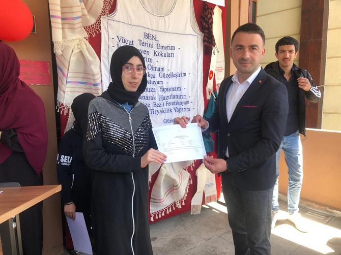 guneysu-ilce-milli-egitim-mudurlugu-guneysu-halk-egitim-merkezi-tarafindan-2021-2022-egitim-ogretim-donemi-yil-sonu-sergisi-etkinligi-duzenlendi-24.jpg