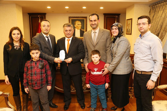 guneysu-kizilay-sukru-nurten-topcuoglu-ozel-egitim-uygulama-merkezi-ogrencileri,-ogretmenleri,-idarecileri-ile-rize-otizmle-mucadele-ve-egitim-dernegi-vali-ersin-yaziciyi-makaminda-ziyaret-etti.jpg