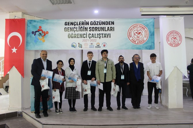 guneysu-sehit-kemal-mutlu-fen-lisesi-ve-guneysu-ilce-milli-egitim-mudurlugu-isbirligiyle-gencligin-gozunden-gencligin-sorunlari-ogrenci-calistayi-gerceklestirildi-3.jpg