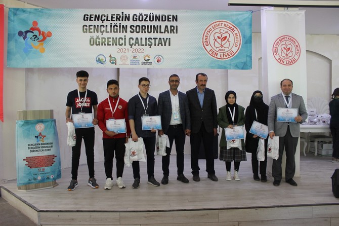 guneysu-sehit-kemal-mutlu-fen-lisesi-ve-guneysu-ilce-milli-egitim-mudurlugu-isbirligiyle-gencligin-gozunden-gencligin-sorunlari-ogrenci-calistayi-gerceklestirildi-4.jpg