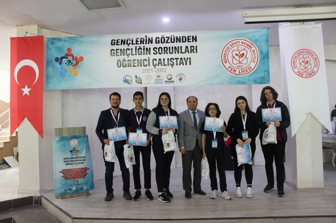 guneysu-sehit-kemal-mutlu-fen-lisesi-ve-guneysu-ilce-milli-egitim-mudurlugu-isbirligiyle-gencligin-gozunden-gencligin-sorunlari-ogrenci-calistayi-gerceklestirildi-7.jpg
