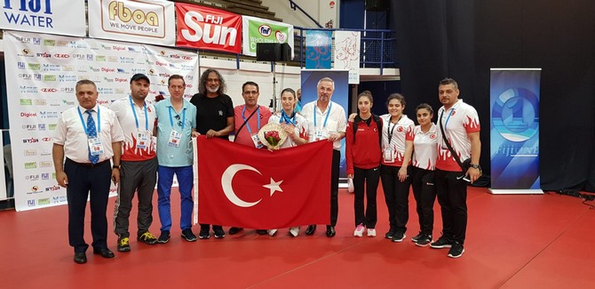 guneysu-spor-kulubu-sporcusu-dilara-narin,-gencler-dunya-halter-sampiyonasinda-gencler-dunya-ikincisi-oldu-(1).jpg