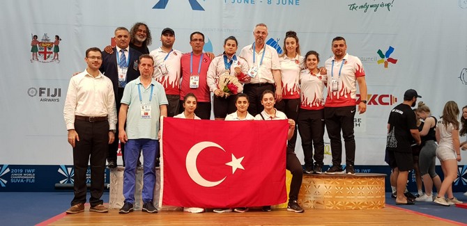 guneysu-spor-kulubu-sporcusu-dilara-narin,-gencler-dunya-halter-sampiyonasinda-gencler-dunya-ikincisi-oldu-(3).jpg