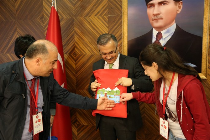 gurcistan’dan-gelen-cocuklar-vali-kemal-ceber’i-ziyaret-etti-(3).jpg