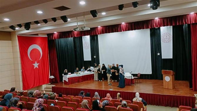 hafizlik-egitimi-verilen-kuran-kursu-ogrencileri-arasinda-duzenlenen-ve-zonguldakta-gerceklestirilen-hafizlik-yarismasi-bolge-finalinde-rize-il-birincisi-hayrunnisa-gokyildiz-bolge-birinciligini-kazandi-5.jpg