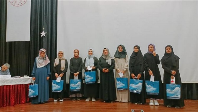 hafizlik-egitimi-verilen-kuran-kursu-ogrencileri-arasinda-duzenlenen-ve-zonguldakta-gerceklestirilen-hafizlik-yarismasi-bolge-finalinde-rize-il-birincisi-hayrunnisa-gokyildiz-bolge-birinciligini-kazandi-6.jpg