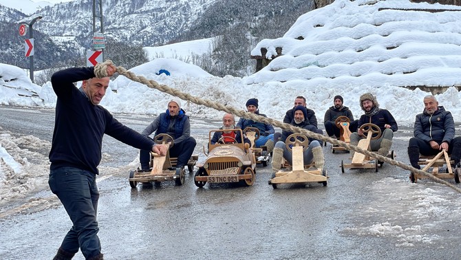 hafta-ici-kar-yagisinin-etkili-oldugu-rizenin-ardesen-ilcesinde-vatandaslar-tahta-arabalariyla-yer-yer-kar-uzerinde-yarisarak-doyasiya-eglendi-10.jpg