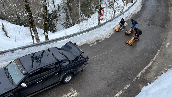 hafta-ici-kar-yagisinin-etkili-oldugu-rizenin-ardesen-ilcesinde-vatandaslar-tahta-arabalariyla-yer-yer-kar-uzerinde-yarisarak-doyasiya-eglendi-11.jpg