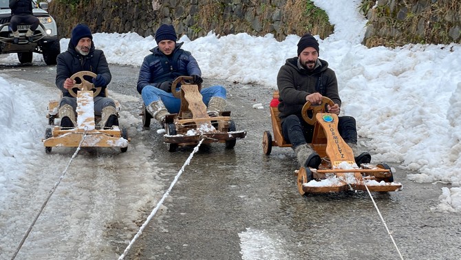 hafta-ici-kar-yagisinin-etkili-oldugu-rizenin-ardesen-ilcesinde-vatandaslar-tahta-arabalariyla-yer-yer-kar-uzerinde-yarisarak-doyasiya-eglendi-12.jpg
